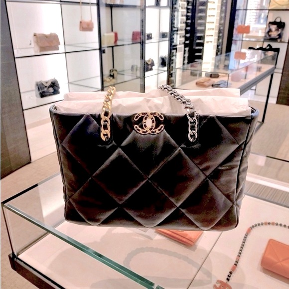 CHANEL 19 Black Leather Tote Handbag Mint 100% Authentic. - Picture 2 of 16